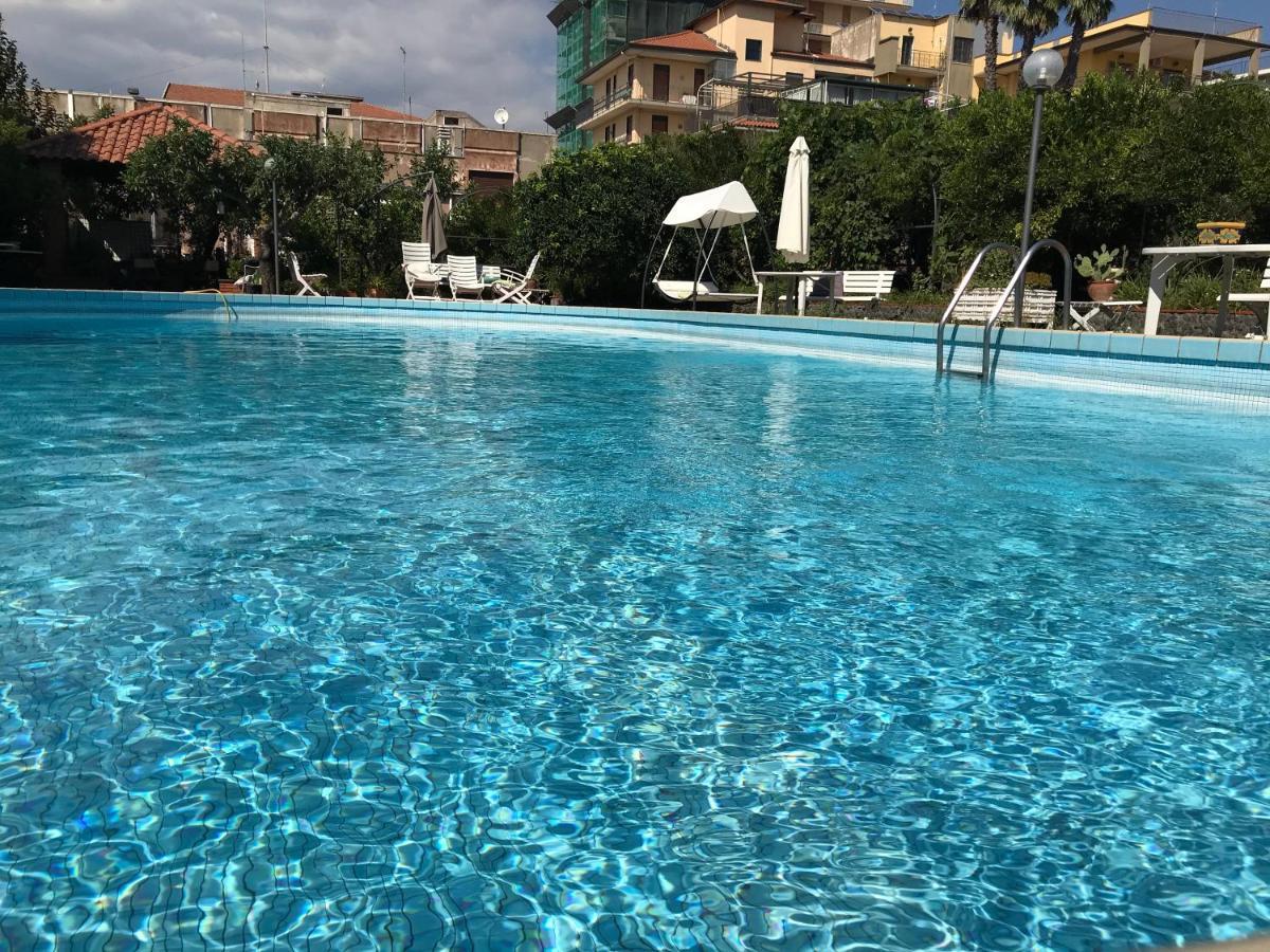 Villa Con Piscina Маскалуча Экстерьер фото