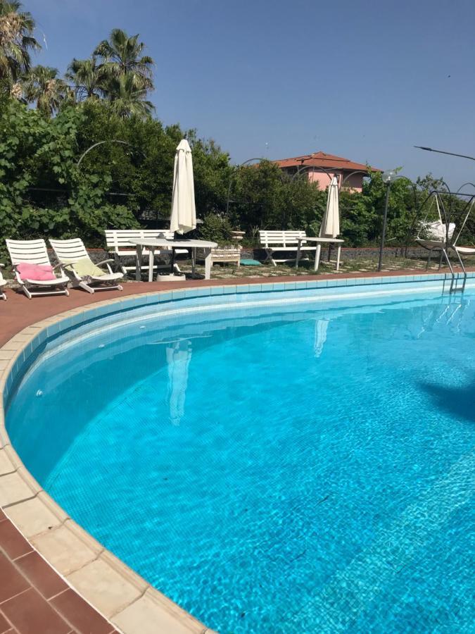 Villa Con Piscina Маскалуча Экстерьер фото