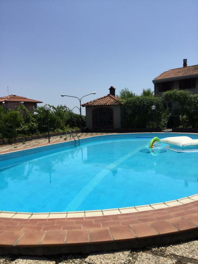 Villa Con Piscina Маскалуча Экстерьер фото